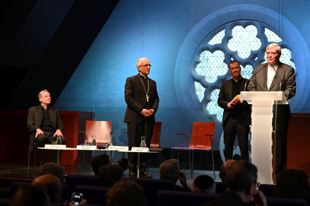 Remise du doctorat Honoris causa à Mgr Rafic Nahra. © Marie-Christine Bertin / Diocèse de Paris.